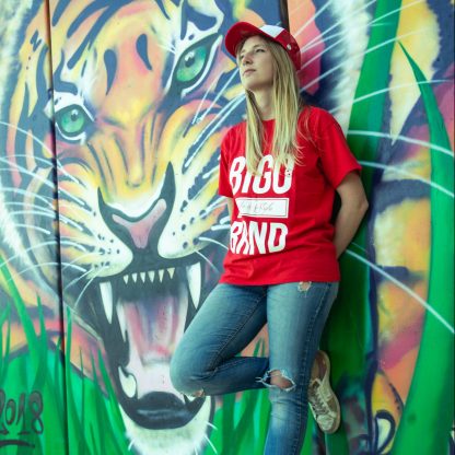 Imagen de chica grafitera frente a un mural con gorra y camiseta BIGO BRND
